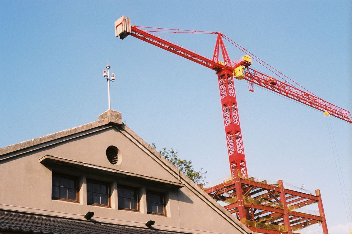 示範照片：紅色吊車與建築